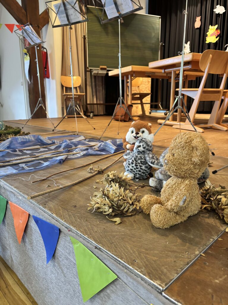 Die 4b trug eine Klanggeschichte vor, in der sich die Tiere des Waldes zusammengetan haben, um gemeinsam die Brücke zu überqueren, die sie zur Mutmurmel führt.